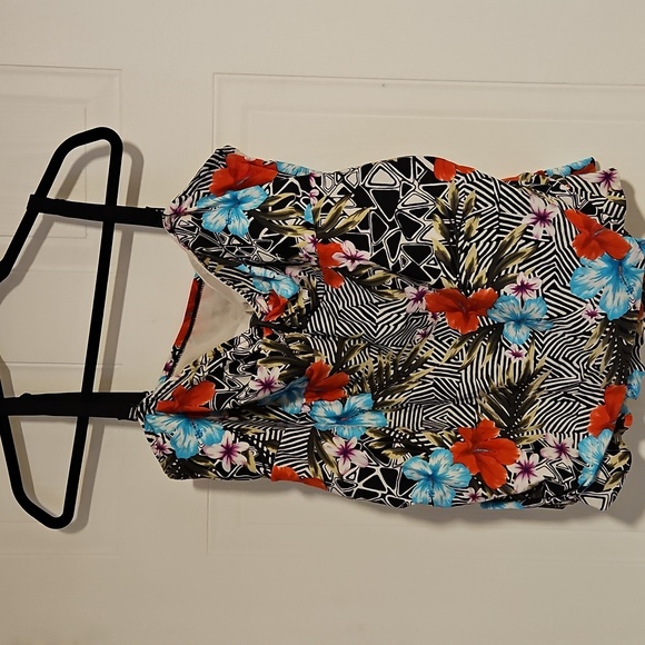 Other - Womens plus size 2X Swimsuit top adjustable straps built-in bra stretchy